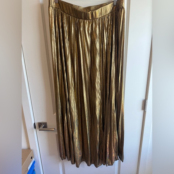 SHEIN Elegant Gold Pleated Skirt - Picture 2 of 3
